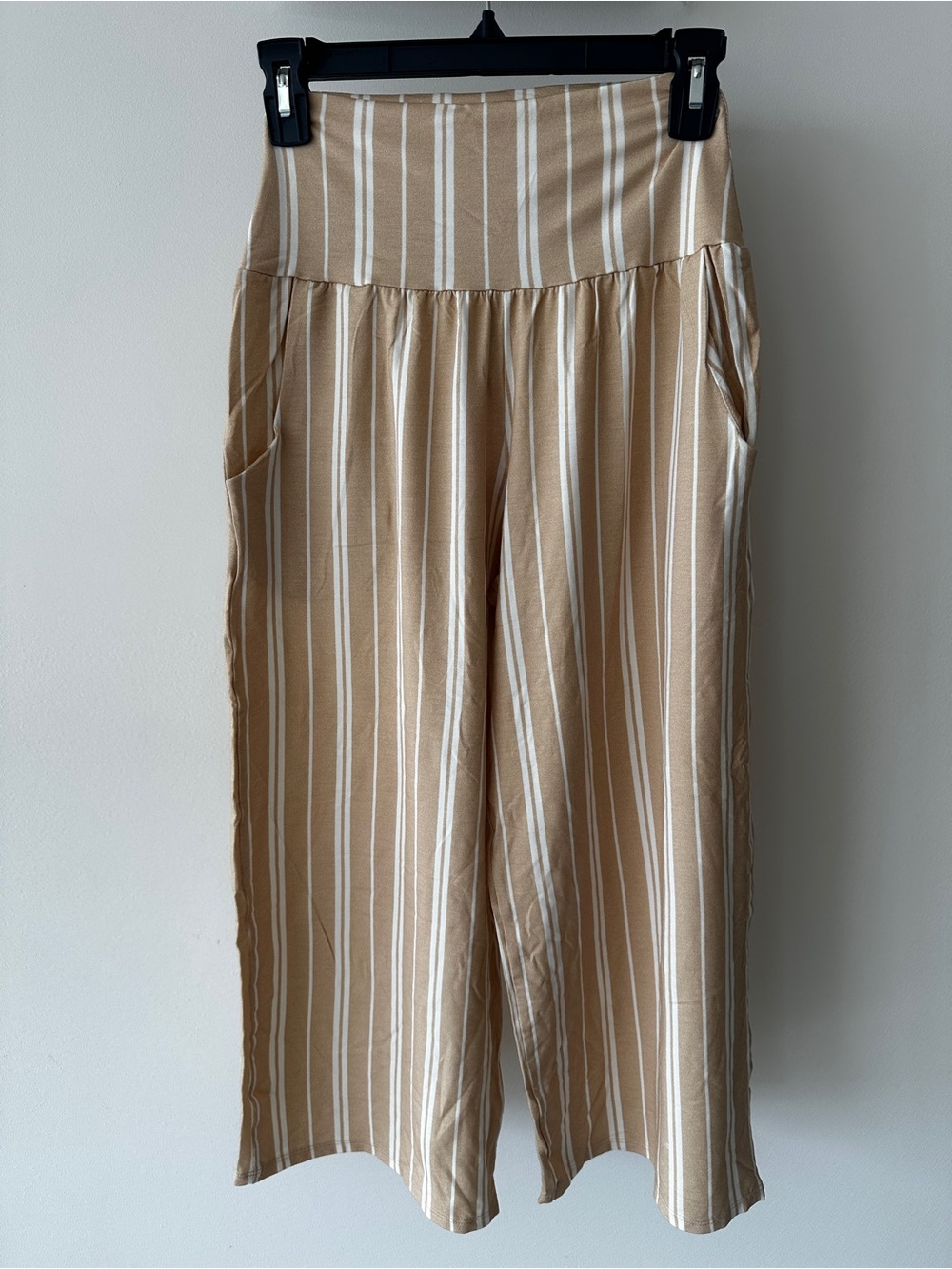 Vermilion Hawai’i Manoa Pants in Beige/White Stripe Print in size S
